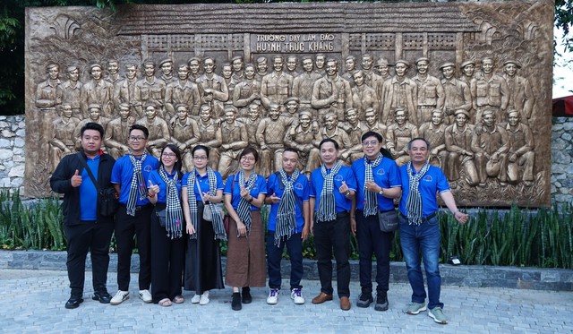 Đoàn cán bộ tuyên giáo, phóng viên TP.HCM thăm các địa chỉ đỏ báo chí cách mạng - Ảnh 3.