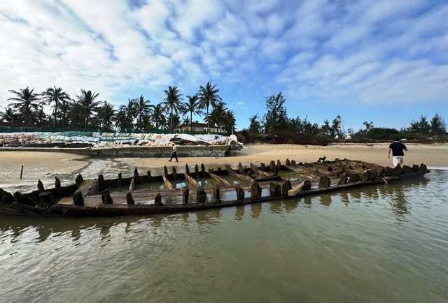 T&agrave;u cổ ph&aacute;t lộ ở bờ biển Hội An: Cảng vụ H&agrave;ng hải Đ&agrave; Nẵng l&ecirc;n tiếng- Ảnh 1.