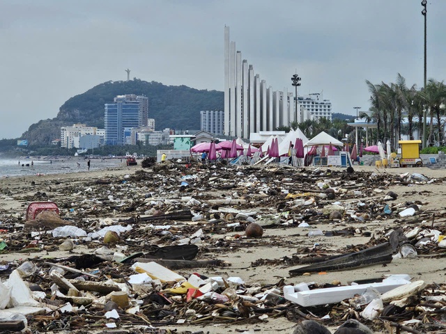 Rác đại dương tấn công Bãi Sau Vũng Tàu Sau công viên nghìn tỉ đồng - Ảnh 3. Rác đại dương tấn công Bãi Sau Vũng Tàu Sau công viên nghìn tỉ đồng - Ảnh 3.