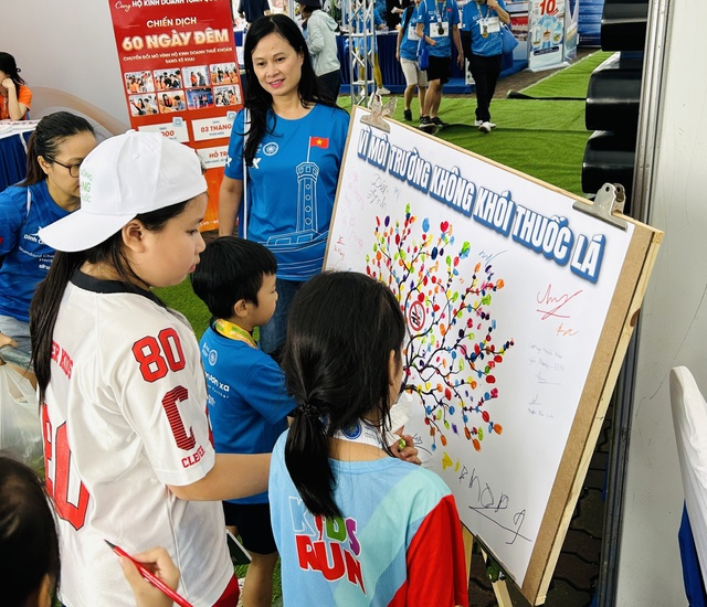 Nhiều người trẻ hào hứng với môi trường không khói thuốc - Ảnh 1.