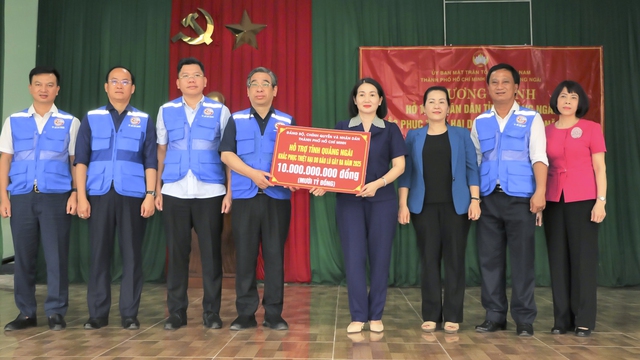 TP.HCM hỗ trợ Quảng Ngãi 10 tỉ đồng khắc phục hậu quả bão lũ - Ảnh 1.