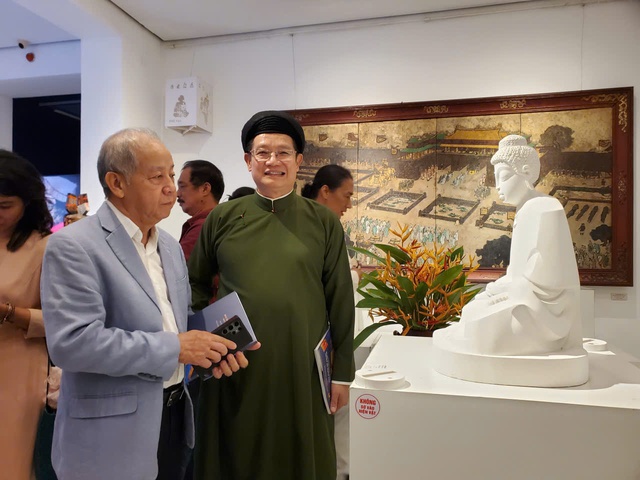 'Trình làng' loạt tác phẩm mỹ thuật quý do các nghệ sĩ danh tiếng tặng Huế- Ảnh 1.