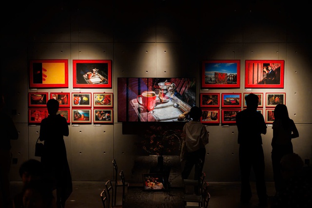 Triển lãm 'Đỏ' độc đáo của ba nhiếp ảnh gia- Ảnh 1. Triển lãm 'Đỏ' độc đáo của ba nhiếp ảnh gia- Ảnh 1.