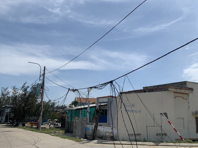 Đắk Lắk khốn đốn vì thiếu nước sạch giữa cảnh mất điện kéo dài Sau bão Kalmaegi - Ảnh 5. Đắk Lắk khốn đốn vì thiếu nước sạch giữa cảnh mất điện kéo dài Sau bão Kalmaegi - Ảnh 5.