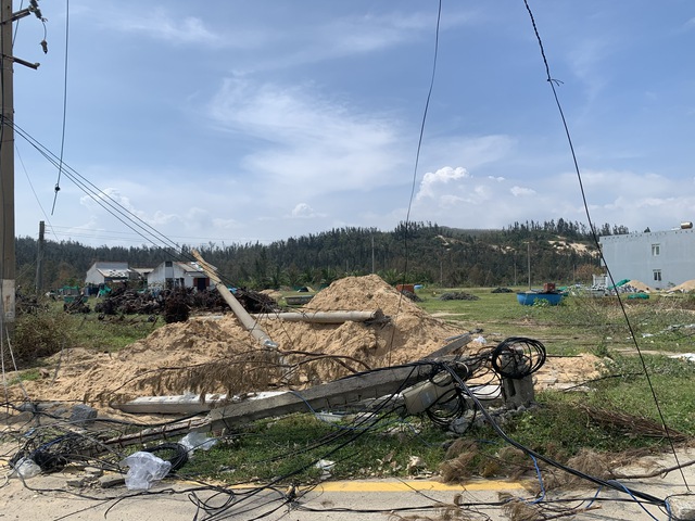 Đắk Lắk khốn đốn vì thiếu nước sạch giữa cảnh mất điện kéo dài Sau bão Kalmaegi - Ảnh 6. Đắk Lắk khốn đốn vì thiếu nước sạch giữa cảnh mất điện kéo dài Sau bão Kalmaegi - Ảnh 6.