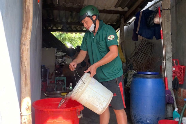 Đắk Lắk khốn đốn vì thiếu nước sạch giữa cảnh mất điện kéo dài Sau bão Kalmaegi - Ảnh 2. Đắk Lắk khốn đốn vì thiếu nước sạch giữa cảnh mất điện kéo dài Sau bão Kalmaegi - Ảnh 2.