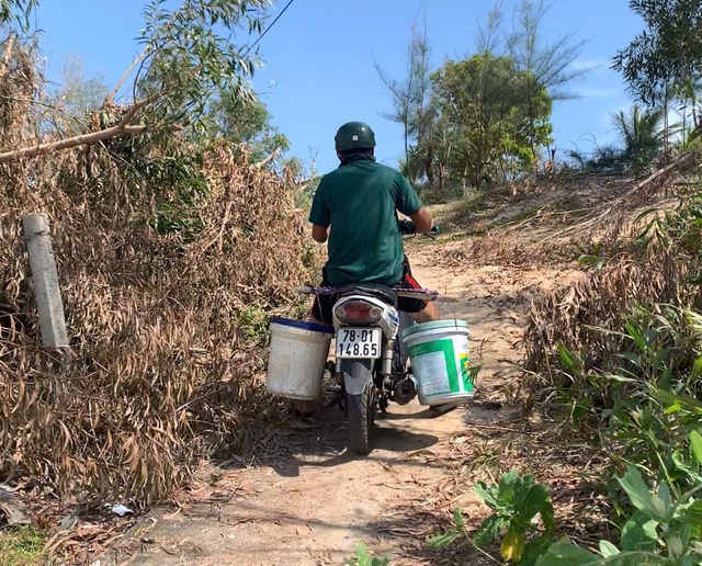 Đắk Lắk khốn đốn vì thiếu nước sạch giữa cảnh mất điện kéo dài Sau bão Kalmaegi - Ảnh 1. Đắk Lắk khốn đốn vì thiếu nước sạch giữa cảnh mất điện kéo dài Sau bão Kalmaegi - Ảnh 1.