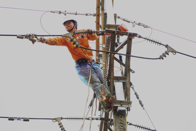 Điện lực Quảng Ngãi làm việc không ngừng nghỉ để khôi phục lưới điện - Ảnh 1.