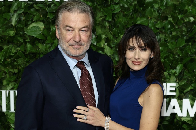 Vợ chồng Alec Baldwin phải trị liệu để duy trì cuộc hôn nhân lệch 26 tuổi - Ảnh 1.