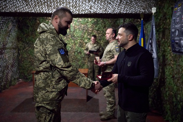 Chiến sự Ukraine ng&agrave;y 1.359: Zaporizhzhia thất thế, &ocirc;ng Zelensky thị s&aacute;t thực địa - Ảnh 2.