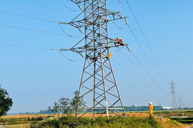 Vượt mưa lũ lịch sử, EVNNPC đảm bảo cung cấp điện, đặt mục tiêu về đích sớm - Ảnh 2.