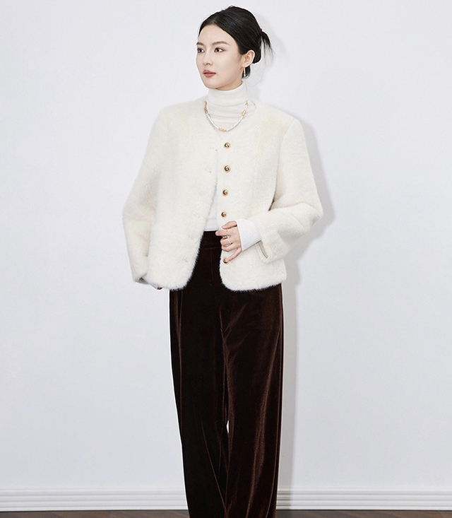  Sự kết hợp hoàn hảo giữa ấm áp và thời trang với áo khoác lông cừu  - Ảnh 2.