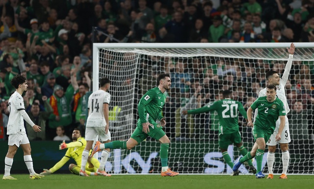 Ronaldo bị thẻ đỏ khiến Bồ Đ&agrave;o Nha chưa thể đến World Cup, play-off ch&acirc;u &Aacute; vẫn n&oacute;ng- Ảnh 2.