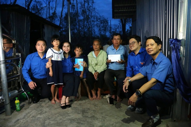 T.Ư Đoàn tặng quà, hỗ trợ kinh phí xây nhà cho người dân vùng bão - Ảnh 1.