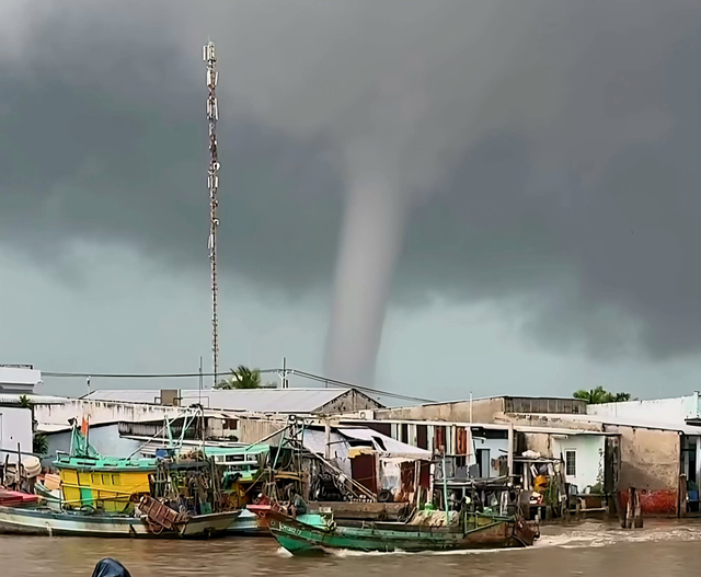 Vòi rồng trăm mét ngoài khơi Cà Mau, dân ven biển sửng sốt - Ảnh 1.