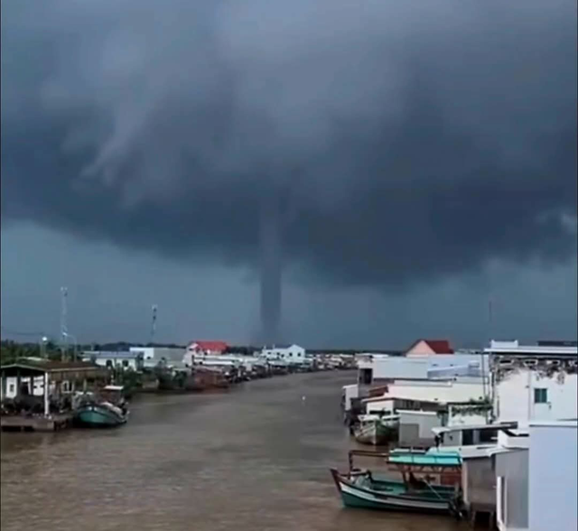 Vòi rồng trăm mét ngoài khơi Cà Mau, dân ven biển sửng sốt - Ảnh 2.