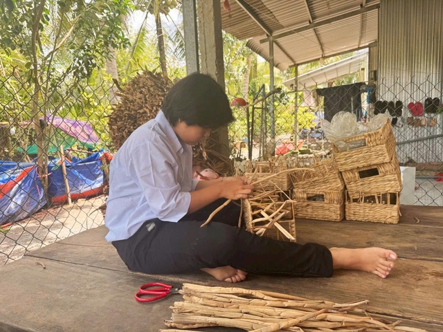 Lan tỏa trên mạng xã hội: Món quà đặc biệt cho nữ sinh nghèo hiếu học - Ảnh 1.