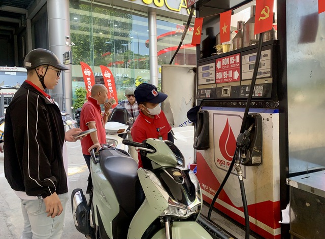 Giá xăng dầu đồng loạt tăng từ 15 giờ chiều nay- Ảnh 1.