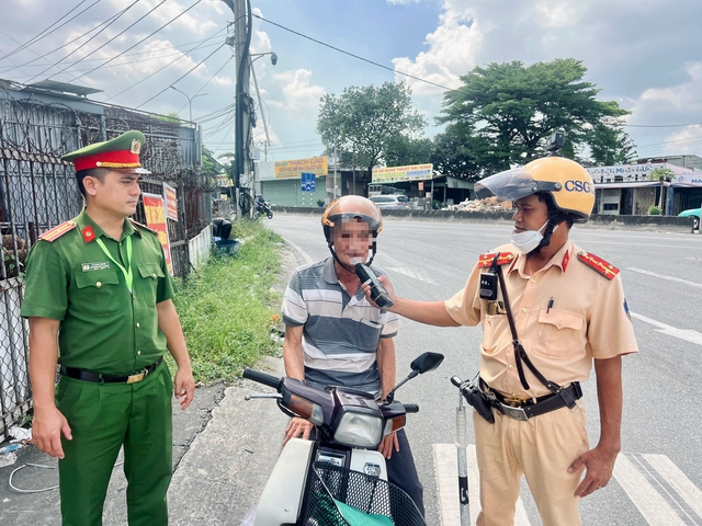 Chỉ trong 1 tháng, CSGT TP.HCM phạt hơn 15.700 tài xế vi phạm nồng độ cồn - Ảnh 1.