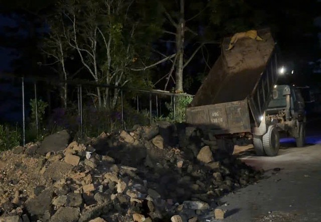 Hỗ trợ người dân làm đường tạm khi đèo D'Ran bị sạt lở nghiêm trọng - Ảnh 4. Hỗ trợ người dân làm đường tạm khi đèo D'Ran bị sạt lở nghiêm trọng - Ảnh 4.