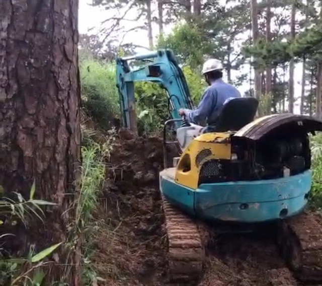 Hỗ trợ người dân làm đường tạm khi đèo D'Ran bị sạt lở nghiêm trọng - Ảnh 6. Hỗ trợ người dân làm đường tạm khi đèo D'Ran bị sạt lở nghiêm trọng - Ảnh 6.