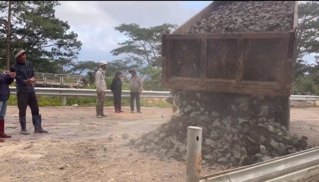 Hỗ trợ người dân làm đường tạm khi đèo D'Ran bị sạt lở nghiêm trọng - Ảnh 1. Hỗ trợ người dân làm đường tạm khi đèo D'Ran bị sạt lở nghiêm trọng - Ảnh 1.