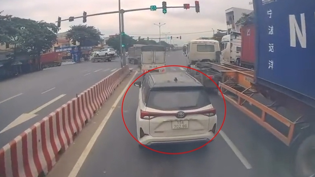 Ô tô đi thẳng nhưng cố tình 'cướp' làn rẽ trái để dừng chờ đèn đỏ - Ảnh 1.