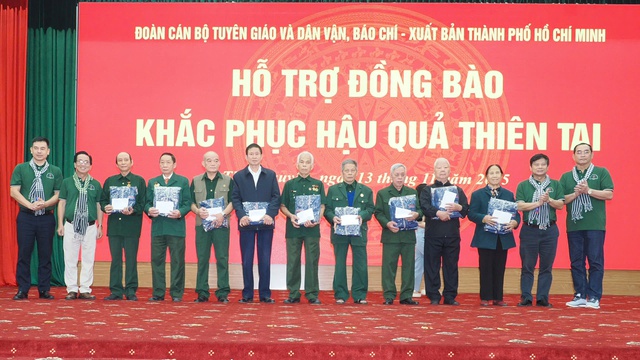 Đoàn tuyên giáo, báo chí TP.HCM tặng quà bà con Thái Nguyên bị thiệt hại mưa lũ- Ảnh 2. Đoàn tuyên giáo, báo chí TP.HCM tặng quà bà con Thái Nguyên bị thiệt hại mưa lũ- Ảnh 2.