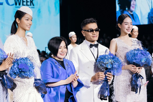 Vu Viet Ha និង Ha Linh Thu ធ្វើ​ឱ្យ​មាន​ចំណាប់​អារម្មណ៍​លើ​ការ​ដើរ​បង្ហាញ​ម៉ូដ​ក្នុង​សប្តាហ៍​ម៉ូដ - រូបថត ១០.