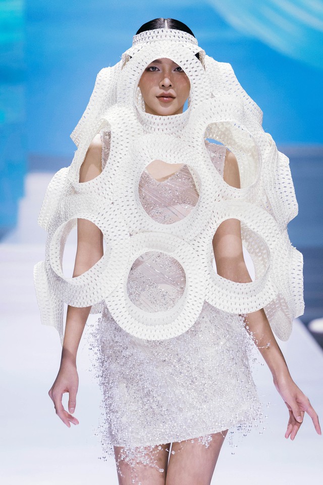 Vu Viet Ha និង Ha Linh Thu ធ្វើ​ឱ្យ​មាន​ចំណាប់​អារម្មណ៍​លើ​ការ​ដើរ​បង្ហាញ​ម៉ូដ​ក្នុង​សប្តាហ៍​ម៉ូដ - រូបថត ១.