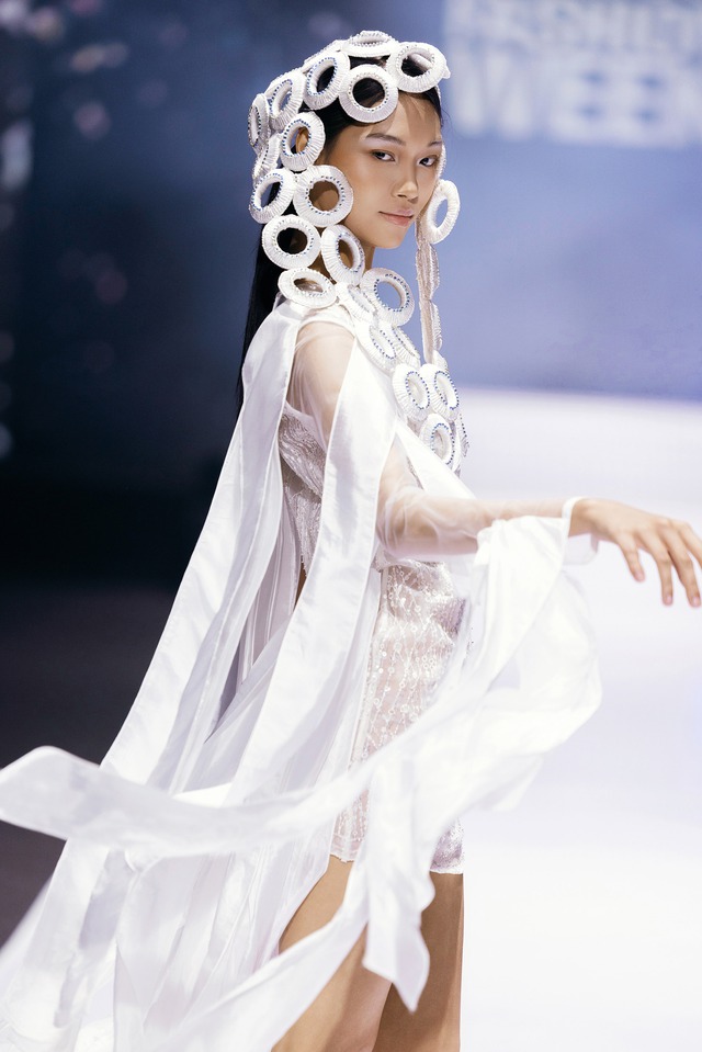 Vu Viet Ha និង Ha Linh Thu ធ្វើ​ឱ្យ​មាន​ការ​ចាប់​អារម្មណ៍​លើ​ការ​ដើរ​ម៉ូដ​ក្នុង​សប្តាហ៍​ម៉ូដ - រូបថត​ទី 3 ។