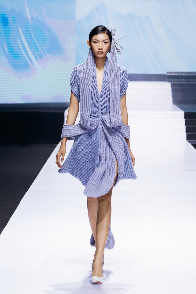 Vu Viet Ha និង Ha Linh Thu ធ្វើ​ឱ្យ​មាន​ចំណាប់​អារម្មណ៍​លើ​ការ​ដើរ​ម៉ូដ​ក្នុង​សប្តាហ៍​ម៉ូដ - រូបថត ២.