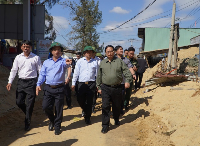 Thủ tướng Phạm Minh Chính thăm người dân làng chài mất nhà sau bão Kalmaegi - Ảnh 2.