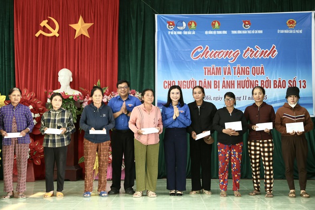 T.Ư Đo&agrave;n trao qu&agrave; cho 200 hộ d&acirc;n v&ugrave;ng ngập lụt Ph&uacute; Mỡ - Ảnh 1.