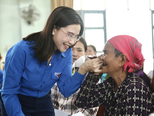 T.Ư Đo&agrave;n trao qu&agrave; cho 200 hộ d&acirc;n v&ugrave;ng ngập lụt Ph&uacute; Mỡ - Ảnh 2.