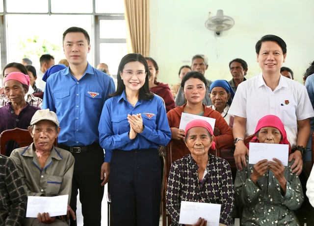 T.Ư Đo&agrave;n trao qu&agrave; cho 200 hộ d&acirc;n v&ugrave;ng ngập lụt Ph&uacute; Mỡ - Ảnh 3.