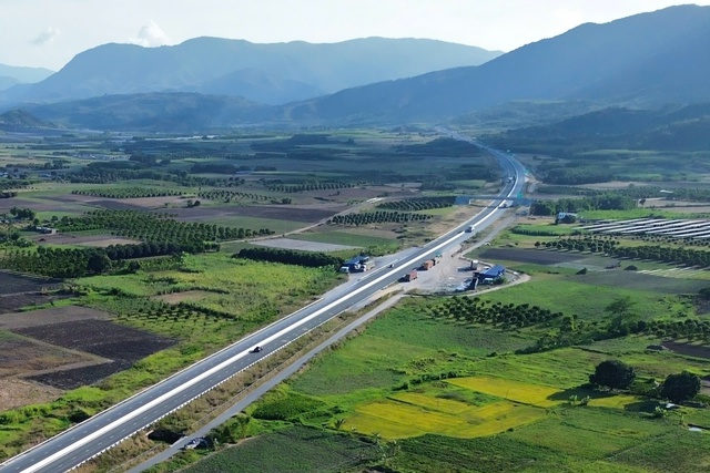 Khánh Hòa: Yêu cầu hoàn thành trạm dừng nghỉ cao tốc vào đầu năm 2026 - Ảnh 1.