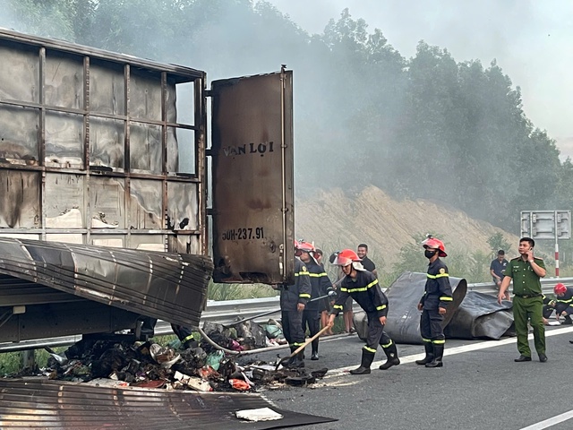 Xe tải bất ngờ bốc cháy trên cao tốc Vân Phong - Nha Trang- Ảnh 2.