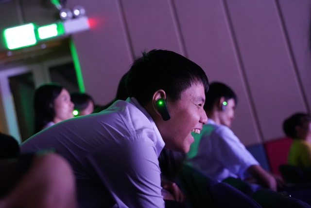 Người khiếm thị rủ nhau đi xem kịch - Ảnh 1.