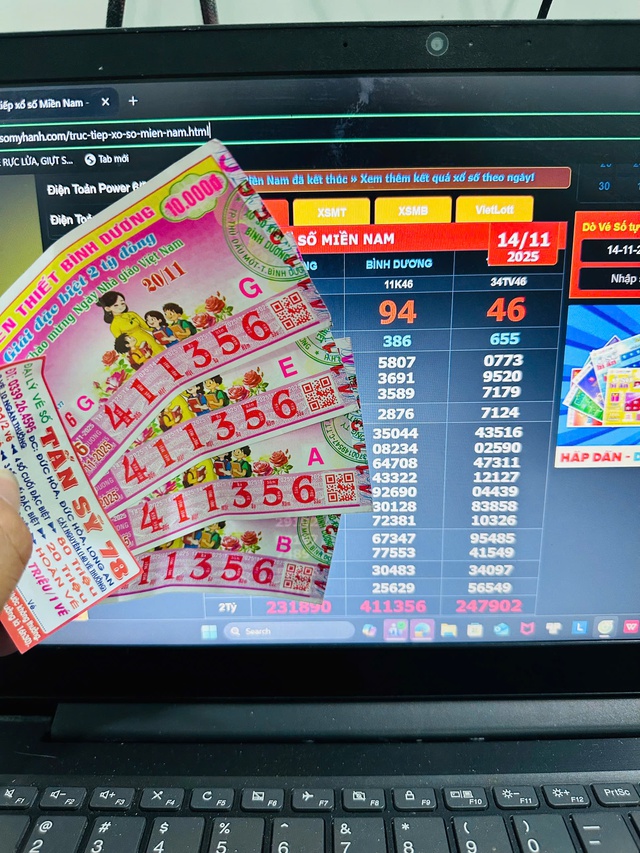 Mua vé cuối giờ, khách trúng 8 tỉ xổ số miền Nam, lấy tiền chia con cháu - Ảnh 1.