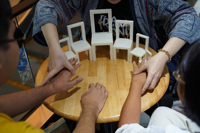 Người khiếm thị rủ nhau đi xem kịch - Ảnh 2.