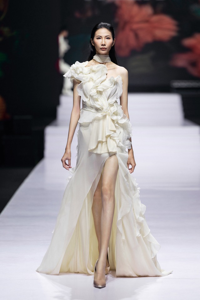 Dấu ấn từ các thương hiệu quốc tế trên sàn diễn thời trang Việt - Ảnh 10.