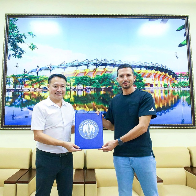 CLB Nam Định bất ngờ có tân HLV người Bồ Đào Nha, ông Vũ Hồng Việt làm sếp lớn- Ảnh 1. CLB Nam Định bất ngờ có tân HLV người Bồ Đào Nha, ông Vũ Hồng Việt làm sếp lớn- Ảnh 1.