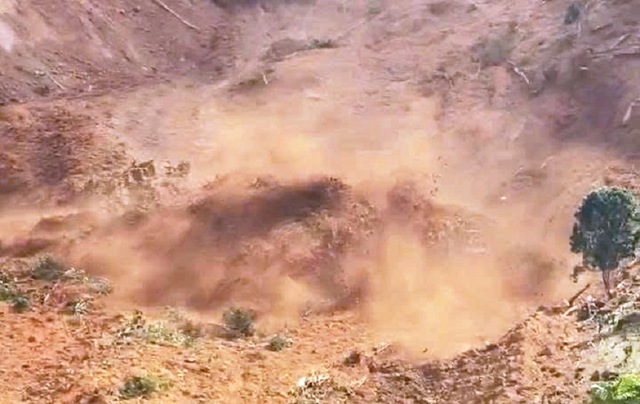 Sạt lở núi đá chảy như thác ở ĐàNẵng: Di dời khẩn cấp hàng chục hộ dân- Ảnh 2.