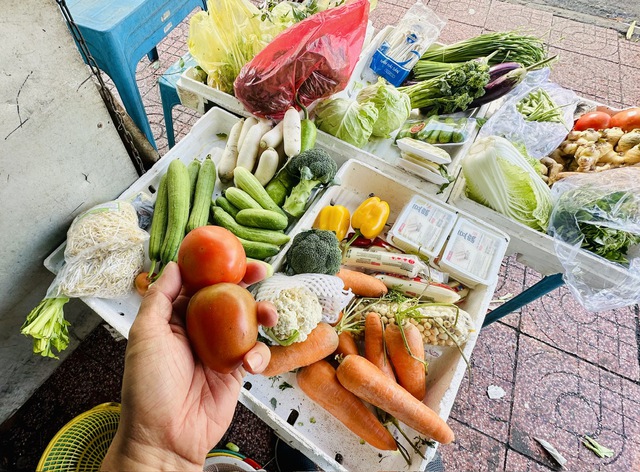 Tăng 'chóng mặt', đi chợ giờ đây tiền rau nhiều hơn tiền thịt- Ảnh 1.