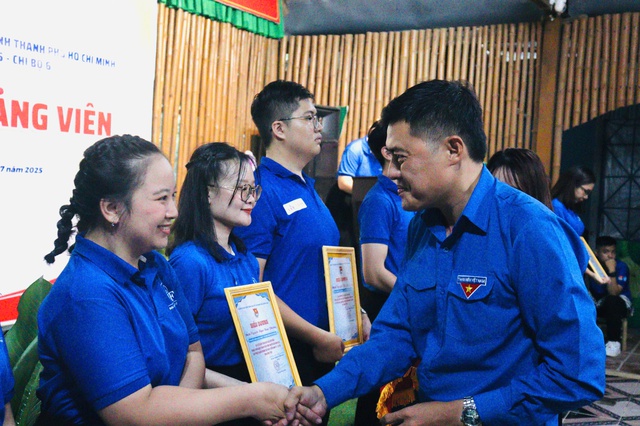 Đồng Tháp: Lan tỏa khát vọng cống hiến từ việc phát triển đảng viên trẻ - Ảnh 1.