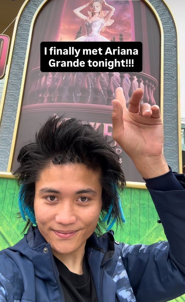 Ariana Grande bị tấn c&ocirc;ng tr&ecirc;n thảm đỏ - Ảnh 3.