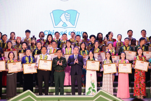 80 thầy cô được tuyên dương trong chương trình 'Chia sẻ cùng thầy cô' 2025 - Ảnh 3.