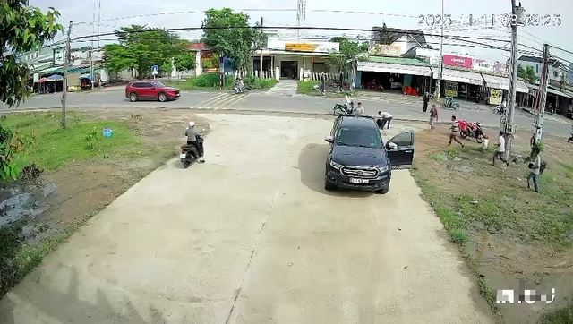 Ô tô cán hai cụ già rồi chở đi cấp cứu, không trình báo- Ảnh 3. Ô tô cán hai cụ già rồi chở đi cấp cứu, không trình báo- Ảnh 3.