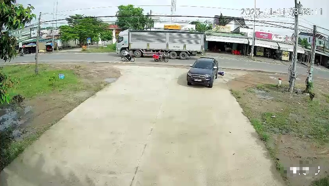 Ô tô cán hai cụ già rồi chở đi cấp cứu, không trình báo- Ảnh 2. Ô tô cán hai cụ già rồi chở đi cấp cứu, không trình báo- Ảnh 2.